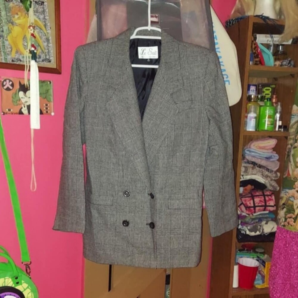 Suit jacket with shoulder pads